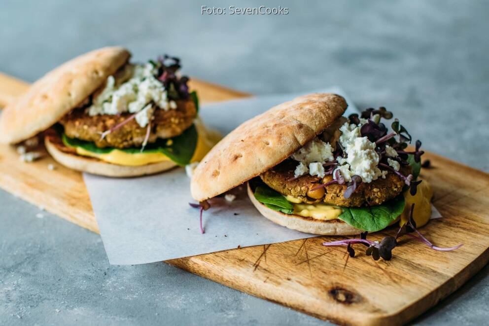 Griechischer Burger mit Kichererbsen-Patty, Feta und Spinat von RominaCooks