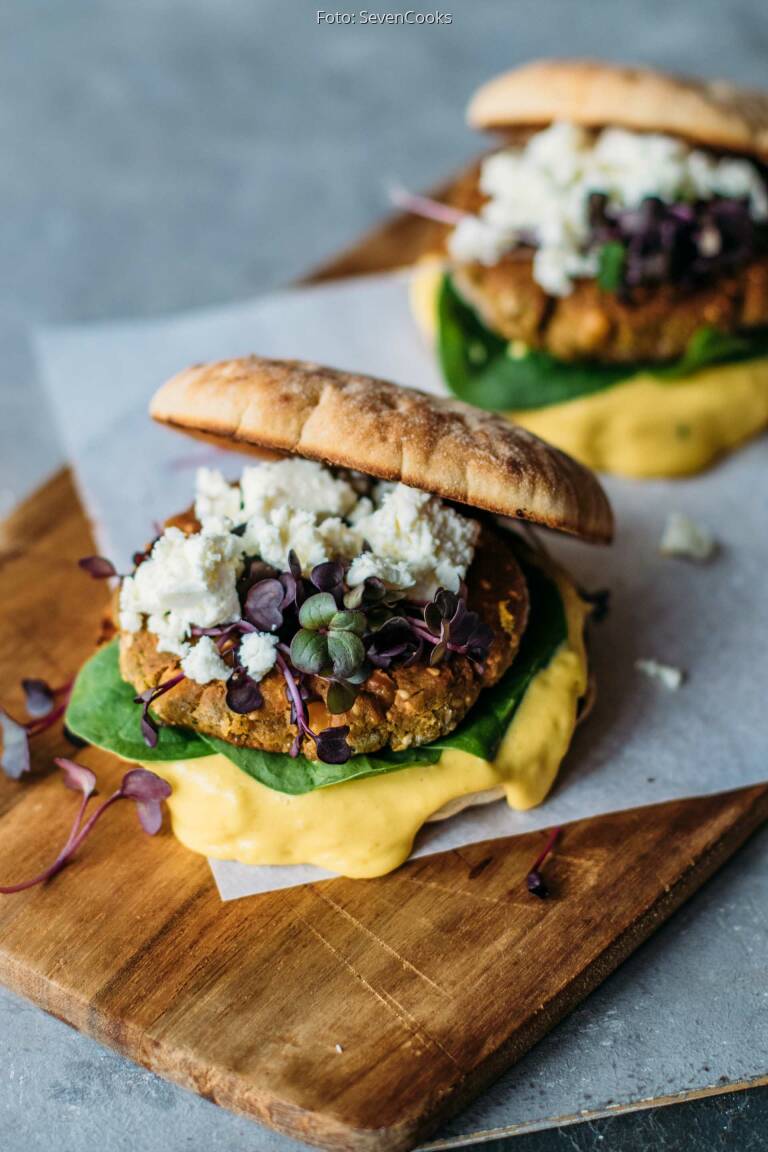Griechischer Burger mit KichererbsenPatty, Feta und Spinat von RominaCooks