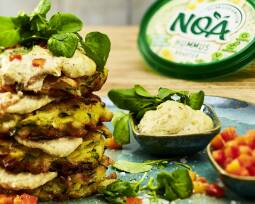 Vegetarisches Rezept: Hummus-Zucchini-Puffer mit Paprikasalsa von NOA