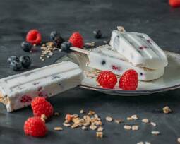 Vegetarisches Rezept: Joghurt-Eis mit Müsli-Crunch 1