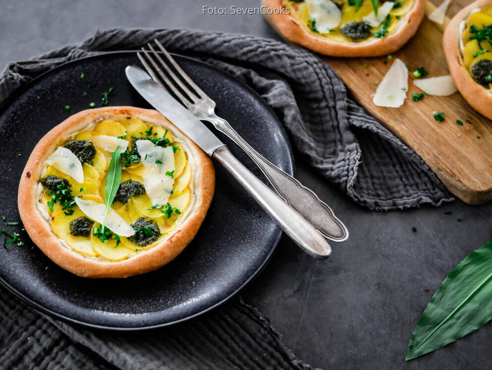 Knusprige Kartoffelpizza mit Bärlauch und Parmesan von SevenCooks