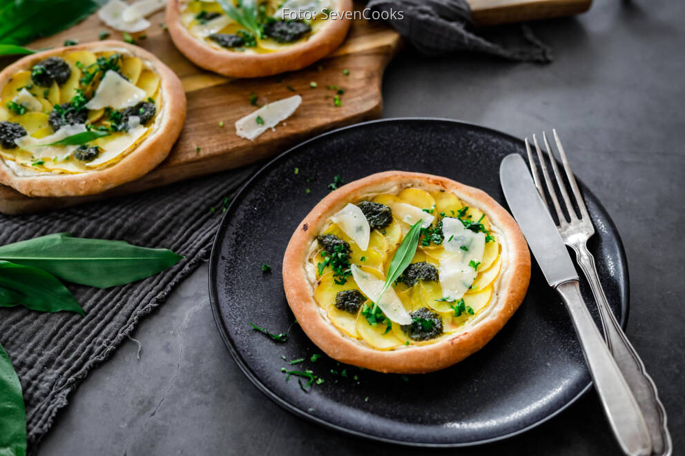 Knusprige Kartoffelpizza mit Bärlauch und Parmesan von SevenCooks