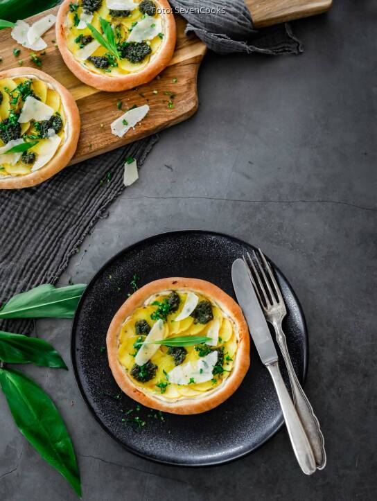 Knusprige Kartoffelpizza mit Bärlauch und Parmesan von SevenCooks