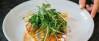 Vegetarisches Rezept: Kürbis-Flammkuchen mit Rucola-Haube