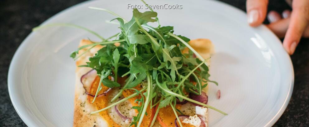 Vegetarisches Rezept: Kürbis-Flammkuchen mit Rucola-Haube