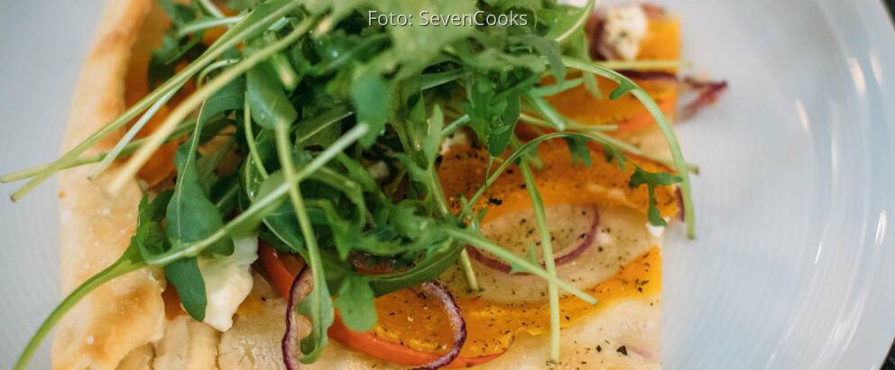 Vegetarisches Rezept: Kürbis-Flammkuchen mit Rucola-Haube