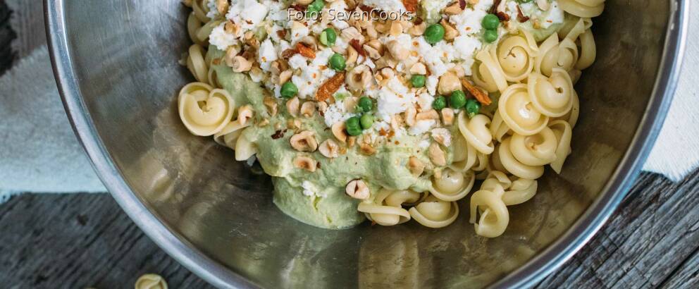 Vegetarisches Rezept: Lauwarmer Pastasalat mit Erbsendressing_3