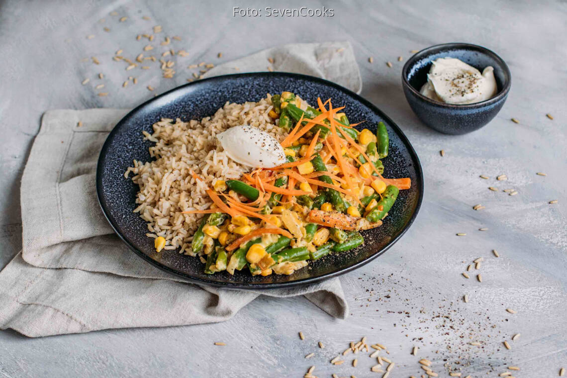 Vegetarisches Rezept: Meal Prep: Cremige Gemüsepfanne mit Reis