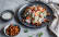 Vegetarisches Rezept: Meal Prep: Reissalat mit Joghurtdressing und gerösteten Kichererbsen 3