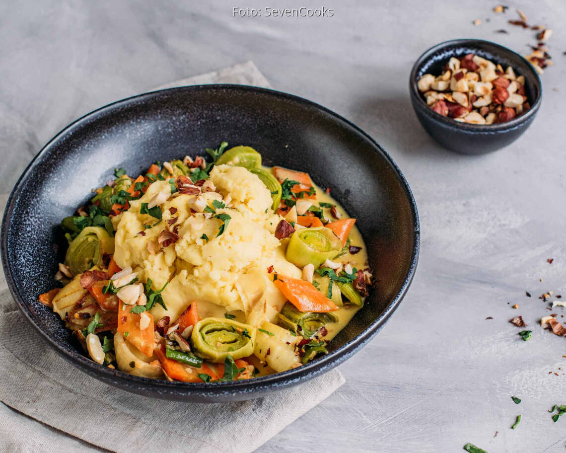 Vegetarisches Rezept: Meal-Prep: Buntes Lauch-Karotten-Gemüse mit Kartoffelpüree 2