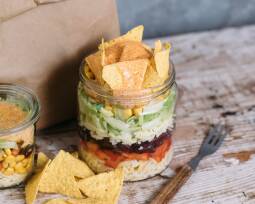 Vegetarisches Rezept: Mexikanischer Kritharaki-Nudelsalat im Glas