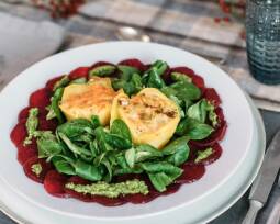 Vegetarisches Rezept: Mini-Gemüseaufläufe auf Carpaccio von der Roten Bete mit Feldsalatpesto 1