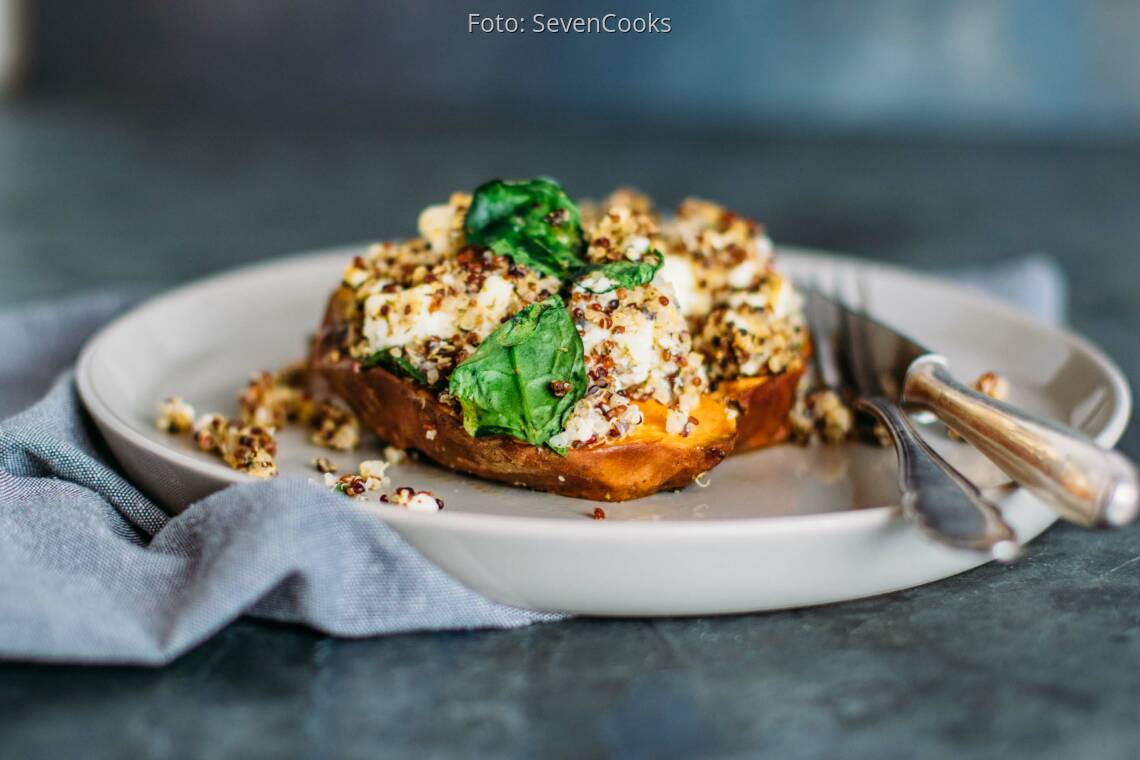 Vegetarisches Rezept: Ofen-Süßkartoffel mit Quinoa und Spinat_3