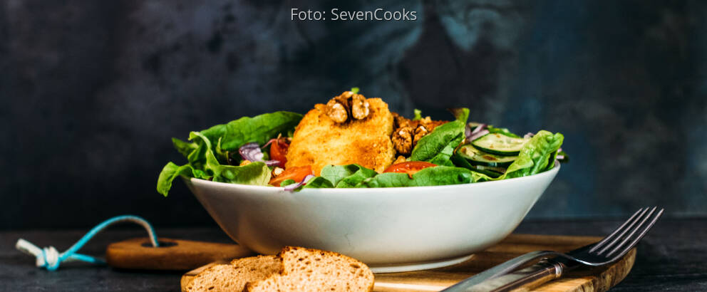 Veganes Rezept: Panierter Schafskäse auf Salatbett 1
