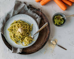 Vegetarisches Rezept: Pasta mit Pesto aus Karottengrün