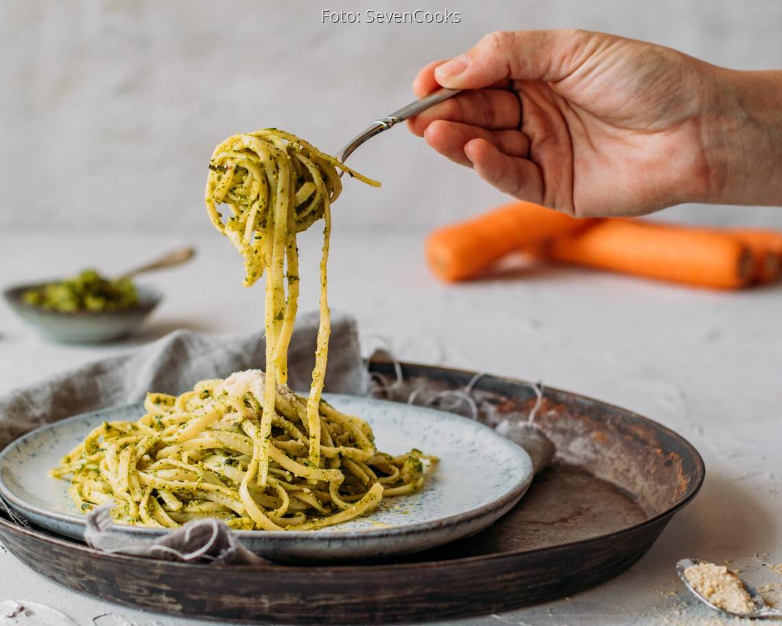 Vegetarisches Rezept: Pasta mit Pesto aus Karottengrün 3