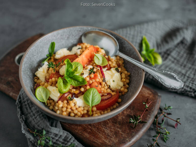 Perl Couscous mit Tomate, Basilikum und Mozzarella von SevenCooks