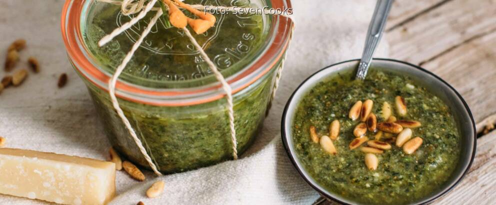 Vegetarisches Rezept: Pesto aus Karottengrün_1