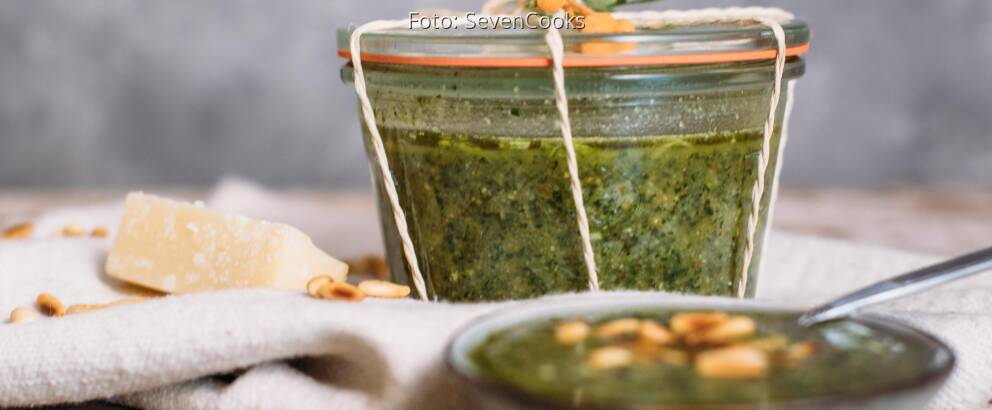 Vegetarisches Rezept: Pesto aus Karottengrün_2