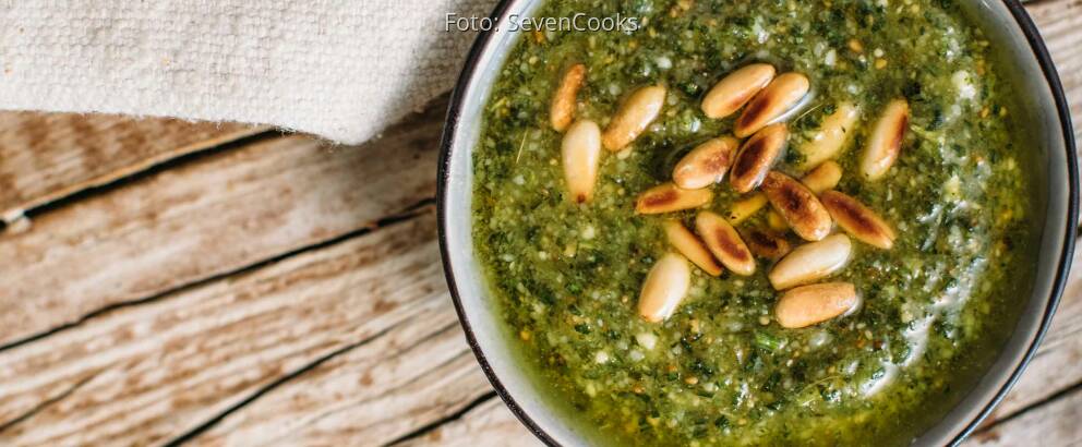 Vegetarisches Rezept: Pesto aus Karottengrün_3