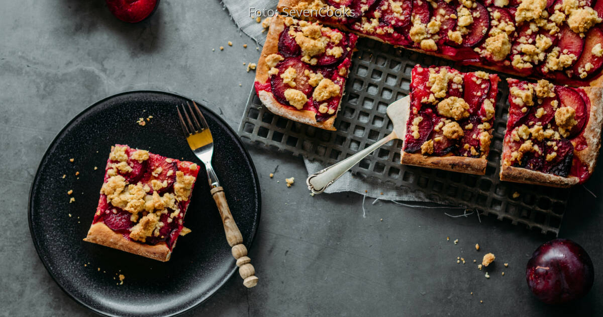 Pflaumenkuchen vom Blech mit leckeren Streuseln | SevenCooks
