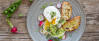 Fertiges Rezept: Pochiertes Ei mit Erbsenpüree und geröstetem Brot_1