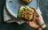 Vegetarisches Rezept: Pumpernickel mit gebratenen Pilzen und Avocado