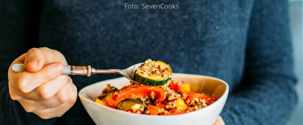Vegetarisches Rezept: Quinoapfanne mit frischem Gemüse und Joghurt-Topping_1