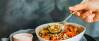 Vegetarisches Rezept: Quinoapfanne mit frischem Gemüse und Joghurt-Topping_2