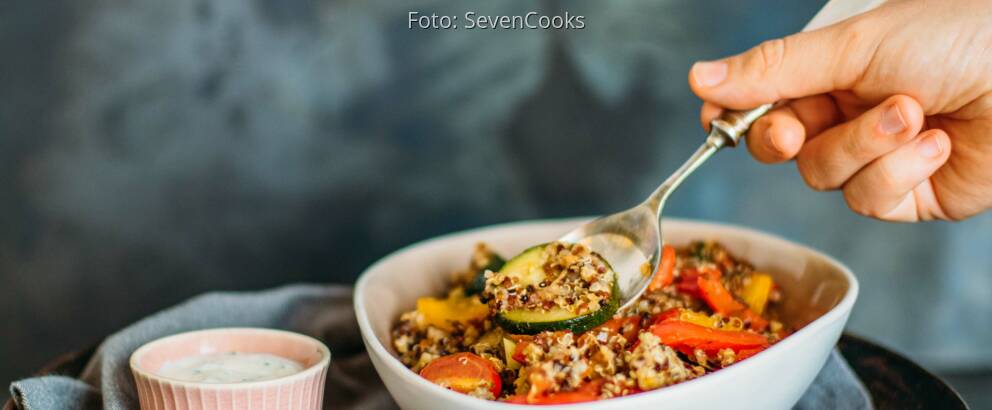 Vegetarisches Rezept: Quinoapfanne mit frischem Gemüse und Joghurt-Topping_2