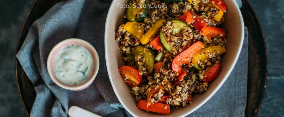 Vegetarisches Rezept: Quinoapfanne mit frischem Gemüse und Joghurt-Topping_3