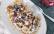 Ein Teller von oben mit Pasta, Radicchio, Walnüssen und Feta-Käse