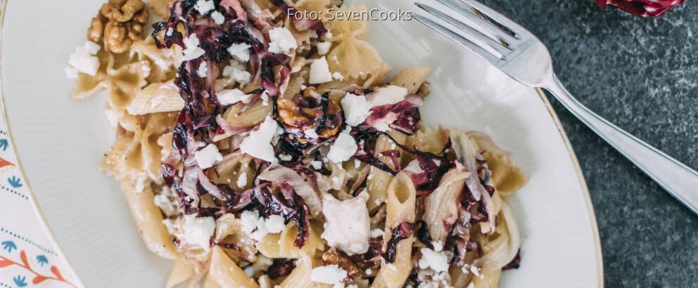 Ein Teller von oben mit Pasta, Radicchio, Walnüssen und Feta-Käse