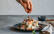 Vegetarisches Rezept: Reissalat mit Joghurtdressing und gerösteten Kichererbsen 3