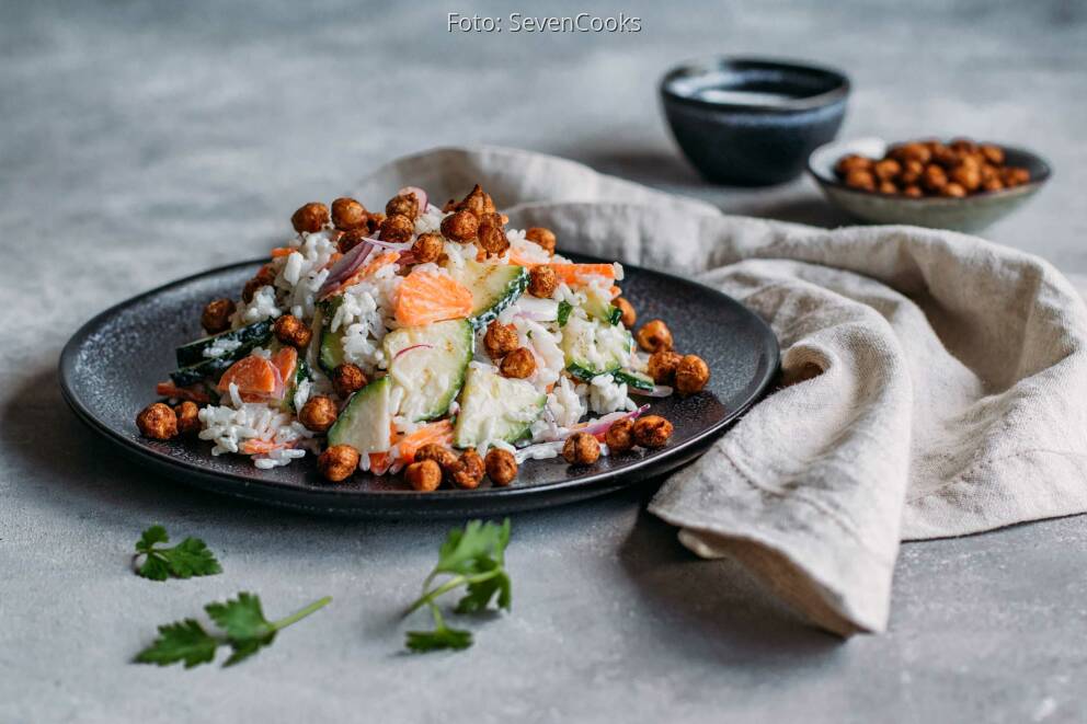 Reissalat mit Joghurtdressing und gerösteten Kichererbsen von StefanieCooks