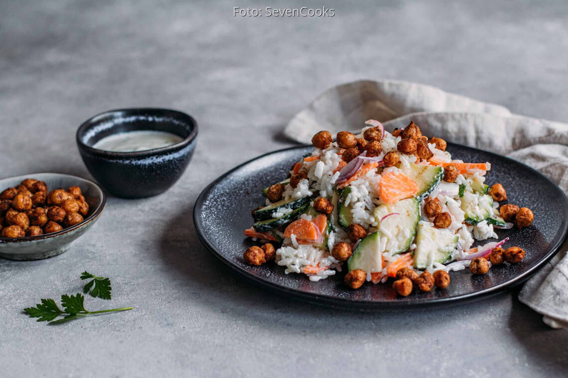 Vegetarisches Rezept: Reissalat mit Joghurtdressing und gerösteten Kichererbsen 2