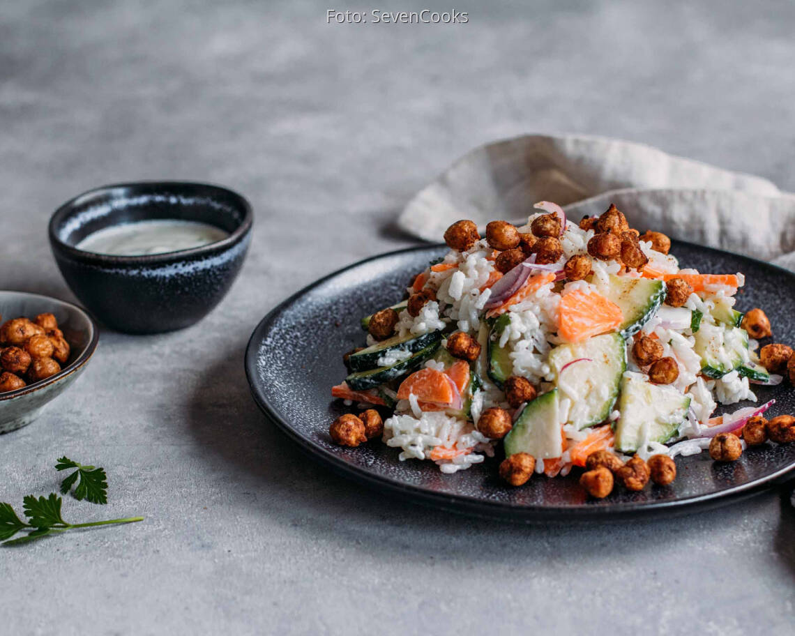 Vegetarisches Rezept: Reissalat mit Joghurtdressing und gerösteten Kichererbsen 2