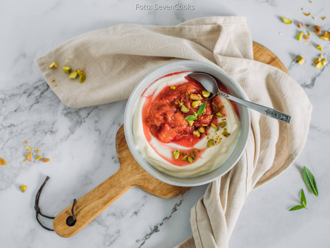 Vegetarisches Rezept: Rhabarber-Joghurt-Bowl mit Pistazien 1