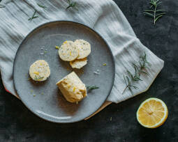 Vegetarisches Rezept: Rosmarin-Zitronen-Butter 1