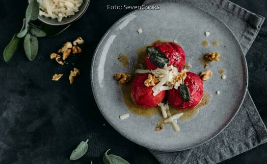 Rote Bete Knodel Mit Salbeibutter Und Parmesan Sevencooks