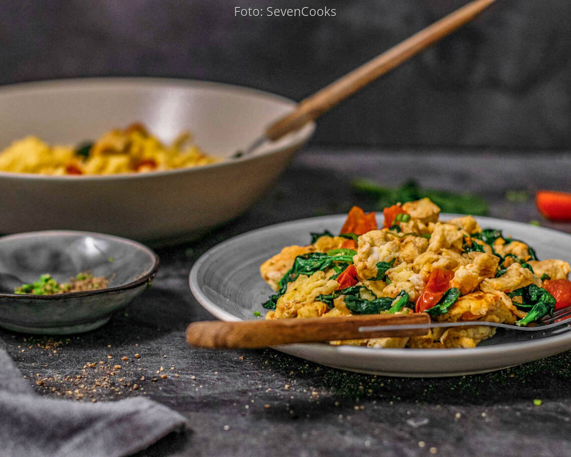 vegetarisches_rezept__ruehrei_mit_spinat_und_tomaten_3