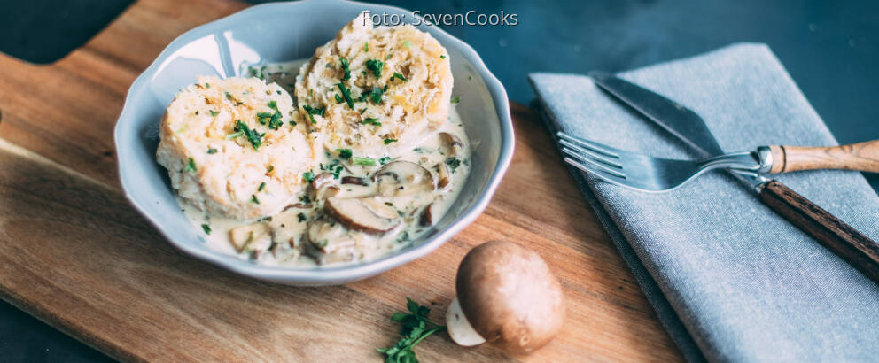 Vegetarisches Rezept: Semmelknödel mit Champignonrahm
