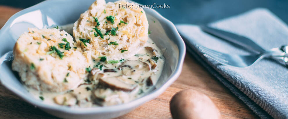 Vegetarisches Rezept: Semmelknödel mit Champignonrahm