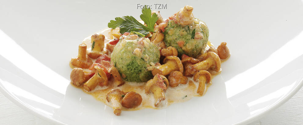 Vegetarisches Rezept: Spinat-Topfenknödel mit Pfifferlingen 1