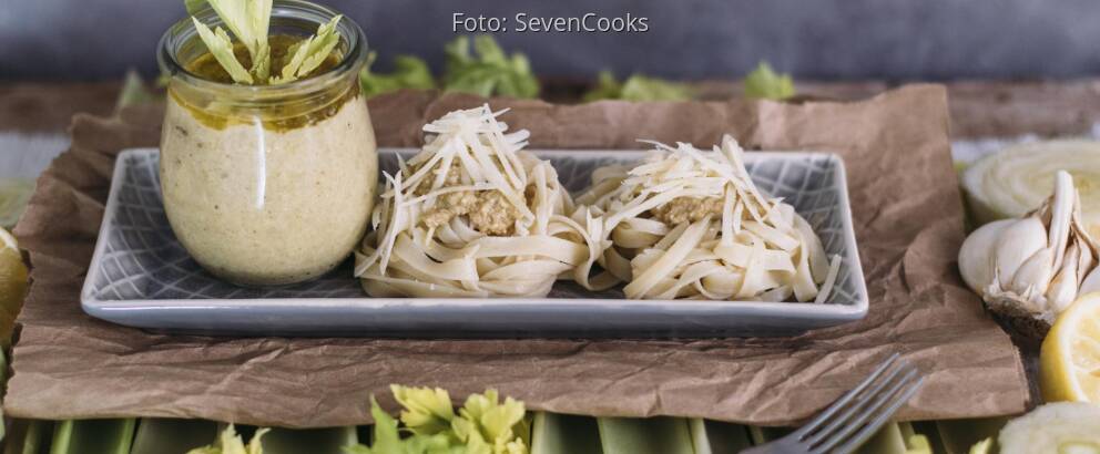 Vegetarisches Rezept: Stangensellerie-Pesto mit Tagliatelle 1