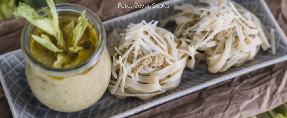 Vegetarisches Rezept: Stangensellerie-Pesto mit Tagliatelle 2