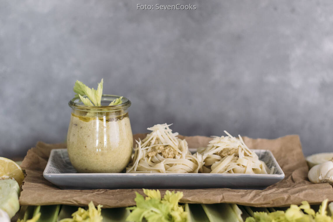 Vegetarisches Rezept: Stangensellerie-Pesto mit Tagliatelle 3