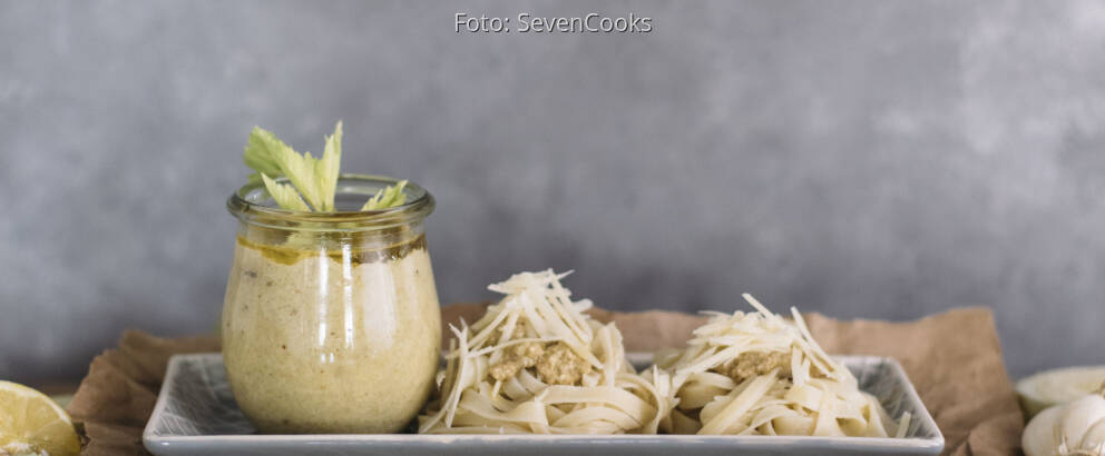 Vegetarisches Rezept: Stangensellerie-Pesto mit Tagliatelle 3