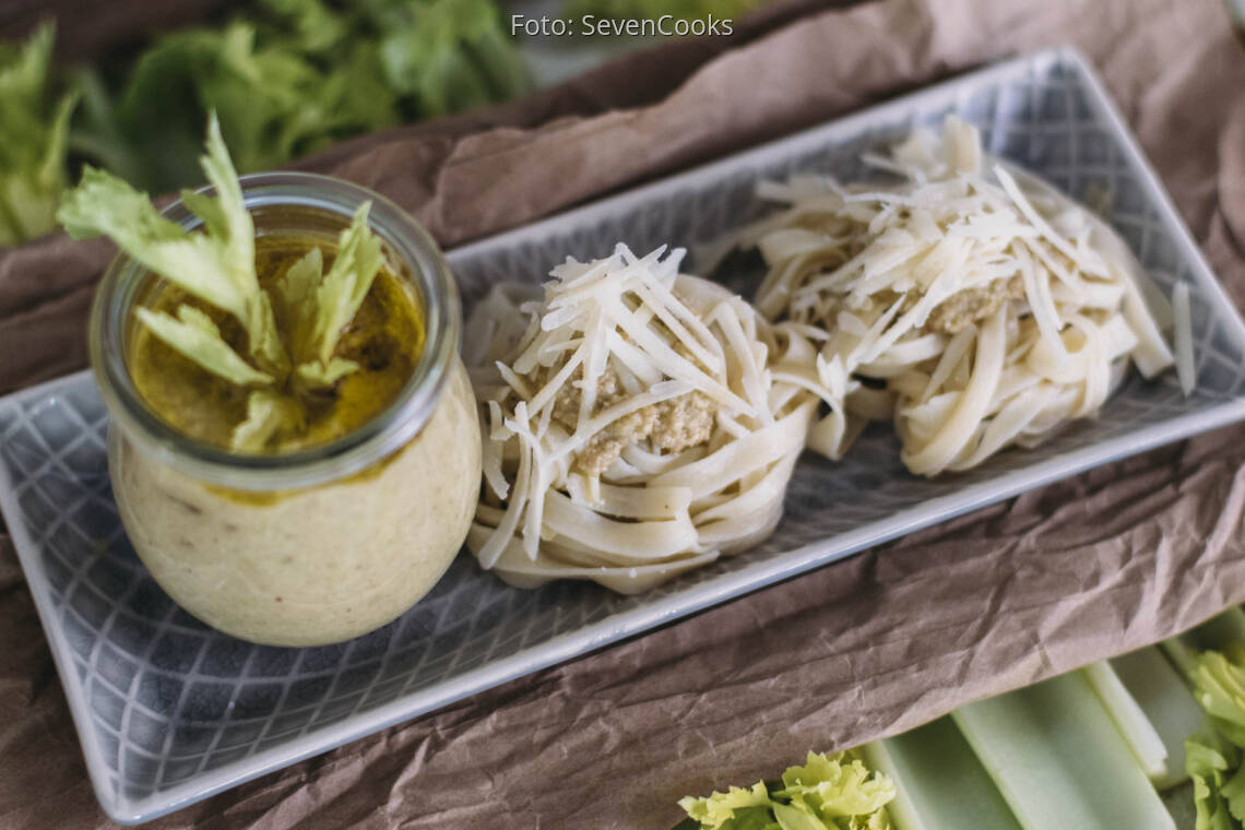 Vegetarisches Rezept: Stangensellerie-Pesto mit Tagliatelle 2