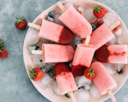 Vegetarisches Rezept: Strawberry-Cheesecake-Eis am Stiel